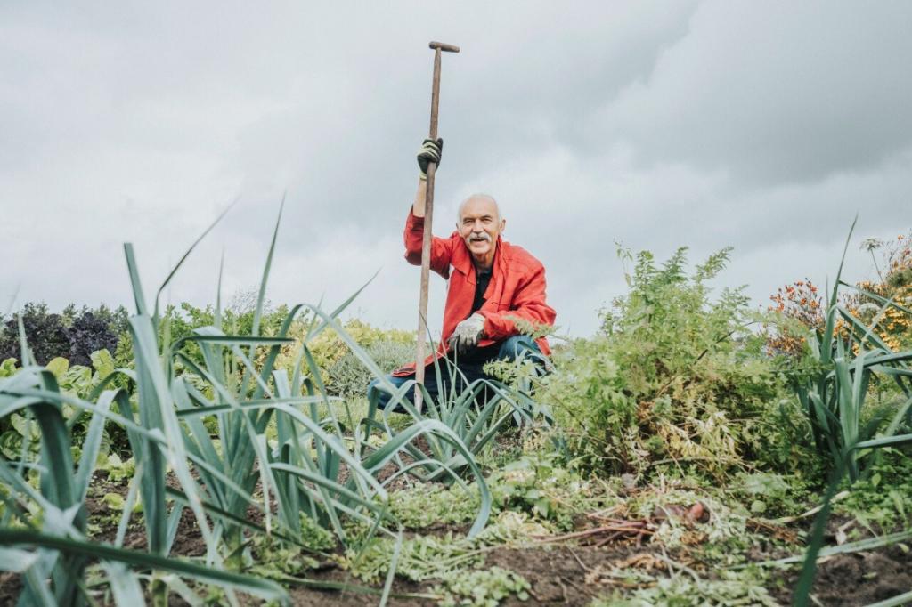 Een deelnemer van de Zorghoeve is druk aan het werk in de groentetuin op de Reestlandhoeve.